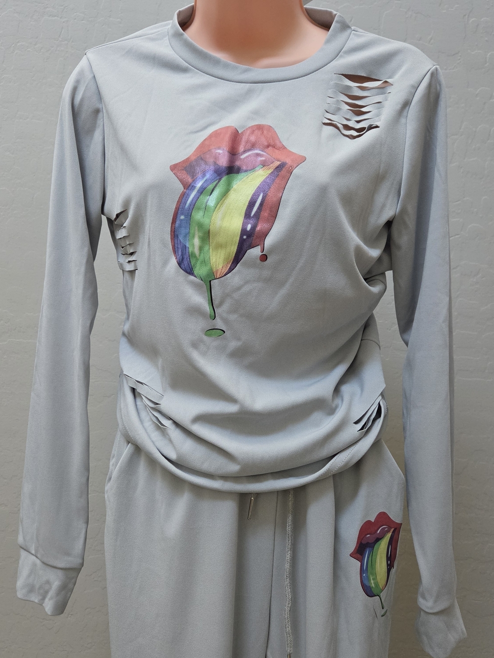 Women’s Light Gray Long Sleeve Graphic Top with Rainbow Lip Print